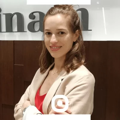 Anne est originaire de Paris, elle y est d'ailleurs en ce moment, car sa ville d'expat est Hong Kong, mais les conditions actuelles sont compliquées a cause d'Omicron en ce moment. Les jeunes parents ont donc préféré passer ce moment de panique en France pour éviter les régles trés strictes la-bas. Avocate de formation, le gout de l'expatriation est venu assez vite : une expérience au Luxembourg, l'apprentissage de l'Anglais et de l'indépendance, Anne repasse a Paris avant de partir en V.I.E. à Pekin en 2012. "Une trés belle expérience" selon Anne, qui raconte son choc de l'expatriation et son adaptabilité necessaire dans une culture radicalement fascinante. Anne raconte sa rencontre avec son mari Italien, son mariage et la suite de ses aventures professionnelles notamment actuellement chez Fidinam. www.linkedin.com/in/anne-de-roulhac-97973126/